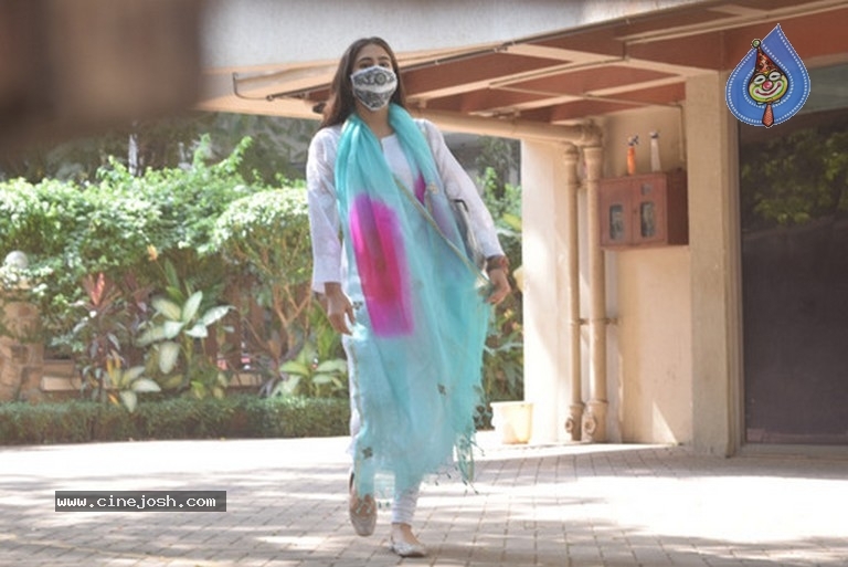 Sara Ali Khan Spotted Kareena Kapoor House - 2 / 6 photos