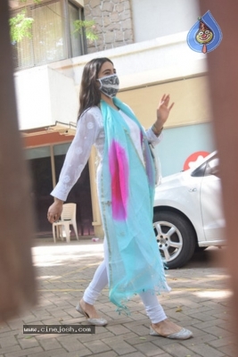 Sara Ali Khan Spotted Kareena Kapoor House - 3 of 6