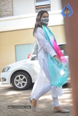 Sara Ali Khan Spotted Kareena Kapoor House - 5 of 6