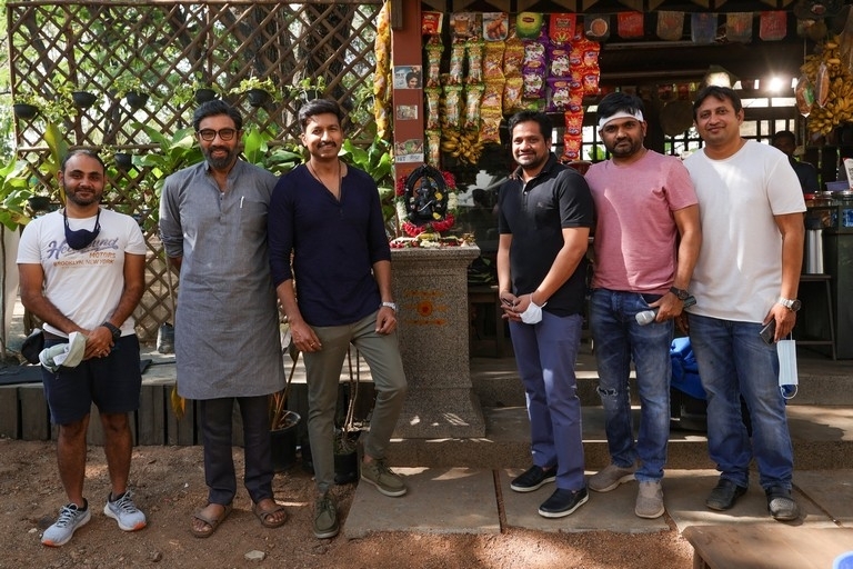 Pakka Commercial Working Photos - 2 / 4 photos