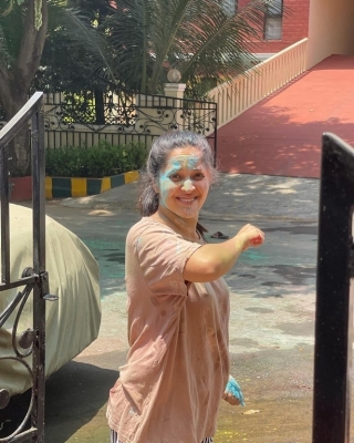 Anasuya Celebrates Holi with her Family - 2 of 8