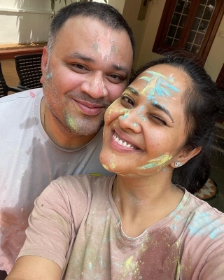 Anasuya Celebrates Holi with her Family - 5 of 8