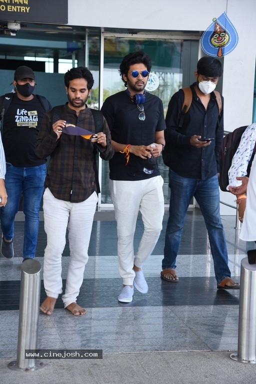 Jathi Ratnalu team at Tirupati Airport - 2 / 21 photos