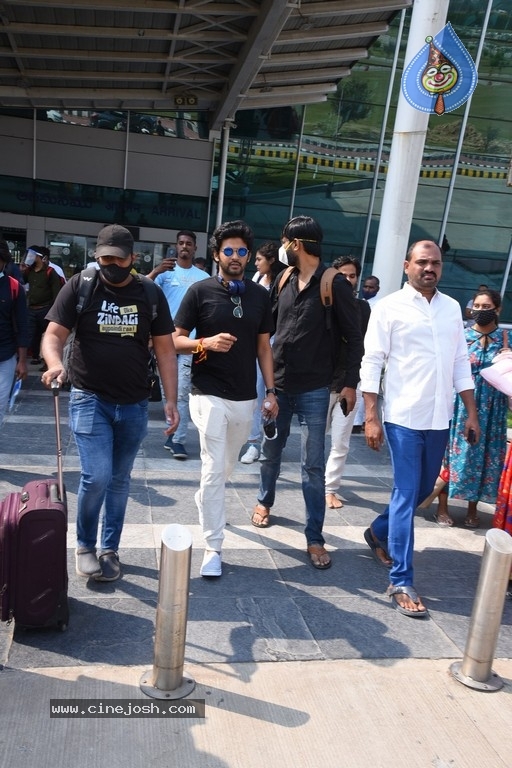 Jathi Ratnalu team at Tirupati Airport - 5 / 21 photos