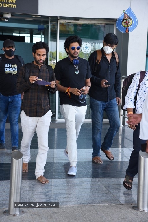 Jathi Ratnalu team at Tirupati Airport - 6 / 21 photos