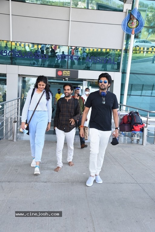 Jathi Ratnalu team at Tirupati Airport - 8 / 21 photos