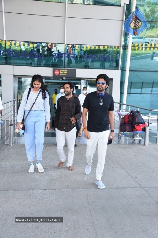 Jathi Ratnalu team at Tirupati Airport - 10 / 21 photos