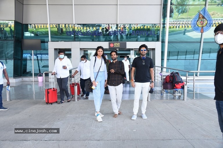 Jathi Ratnalu team at Tirupati Airport - 13 / 21 photos