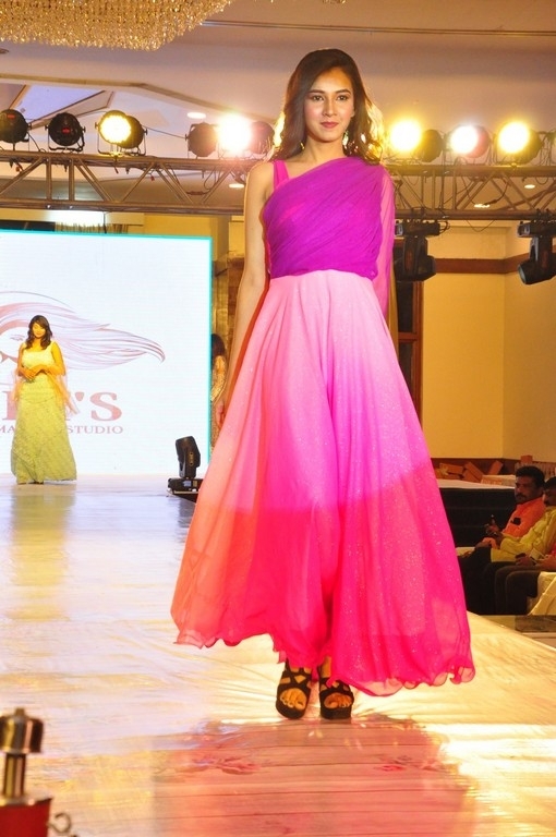 Me Women Fashion Show - 2 / 21 photos