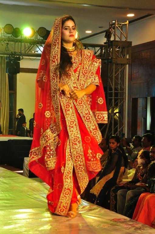 Me Women Fashion Show - 9 / 21 photos