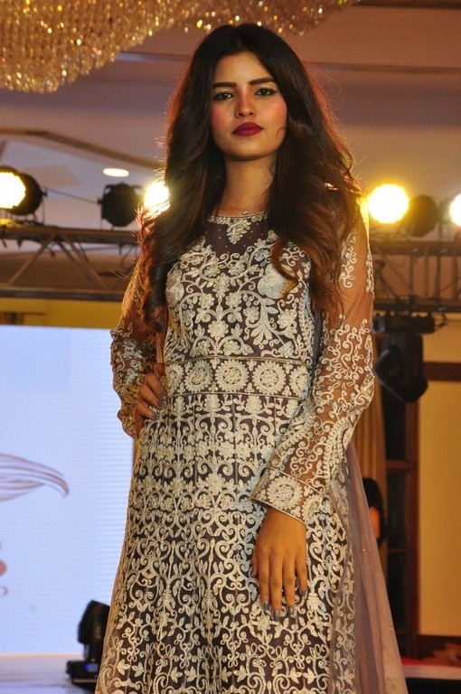 Me Women Fashion Show - 11 / 21 photos