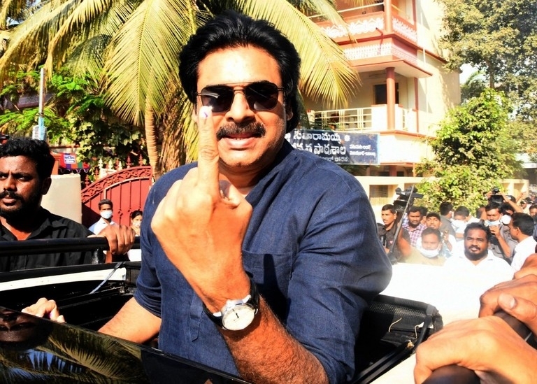 Pawan Kalyan casts his vote in Vijayawada - 4 / 7 photos