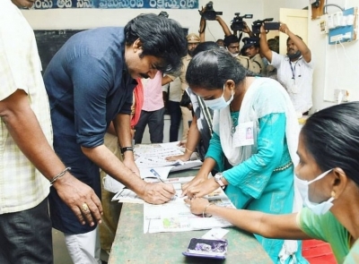 Pawan Kalyan casts his vote in Vijayawada - 3 of 7