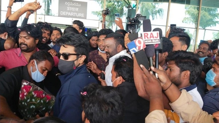 Ram Charan and Upasana spotted at Airport - 1 / 6 photos