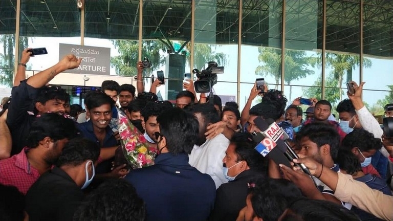 Ram Charan and Upasana spotted at Airport - 2 / 6 photos