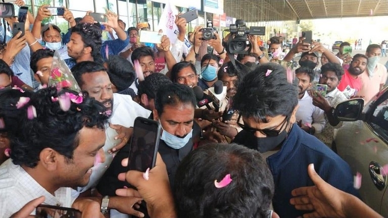Ram Charan and Upasana spotted at Airport - 4 / 6 photos
