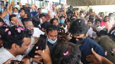 Ram Charan and Upasana spotted at Airport - 4 of 6