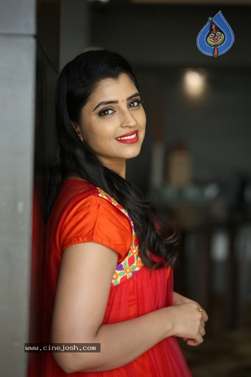 Anchor Shyamala Pics - 11 / 20 photos