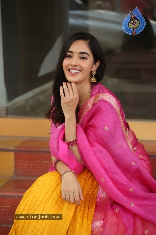 Simrat Kaur Stills - 6 / 21 photos