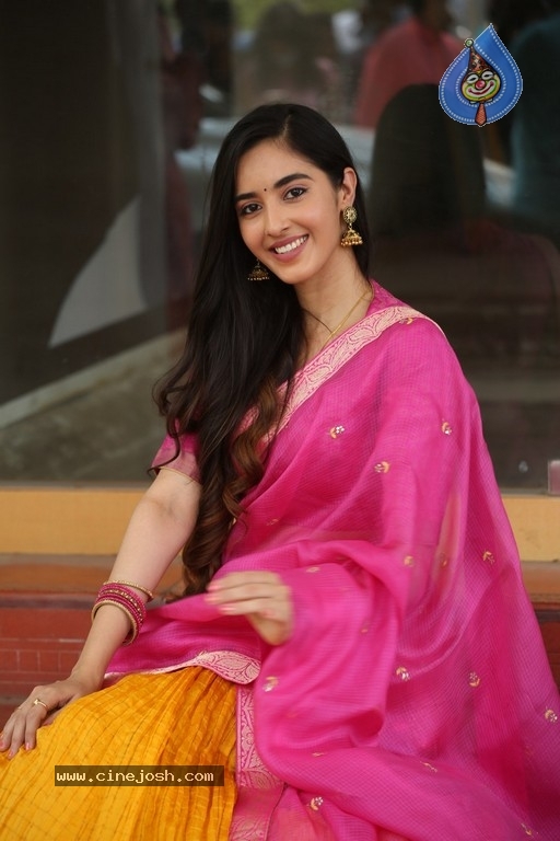 Simrat Kaur Stills - 8 / 21 photos