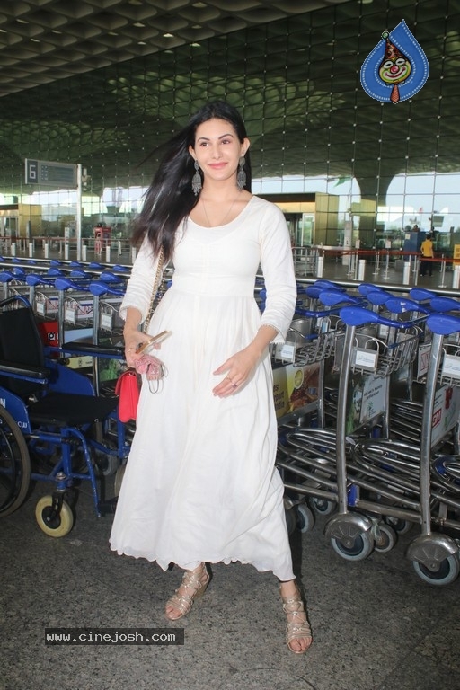 Amyra Dastur Spotted At Airport - 1 / 18 photos
