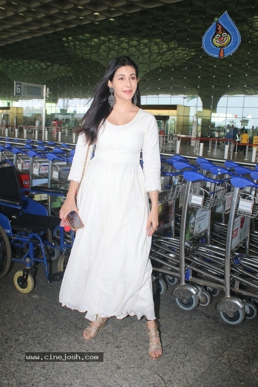 Amyra Dastur Spotted At Airport - 2 / 18 photos