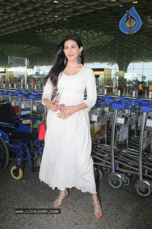 Amyra Dastur Spotted At Airport - 4 / 18 photos