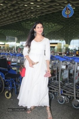 Amyra Dastur Spotted At Airport - 5 of 18