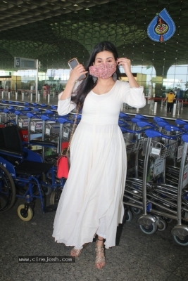 Amyra Dastur Spotted At Airport - 6 of 18