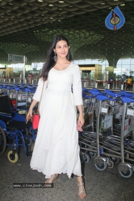 Amyra Dastur Spotted At Airport - 8 of 18