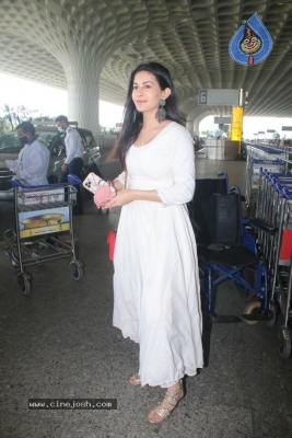 Amyra Dastur Spotted At Airport - 9 of 18