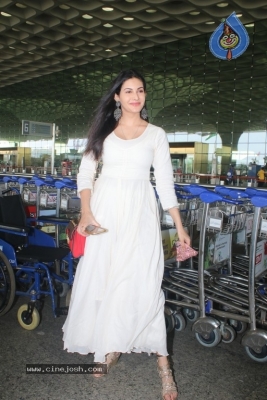 Amyra Dastur Spotted At Airport - 14 of 18
