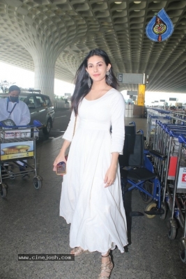 Amyra Dastur Spotted At Airport - 16 of 18
