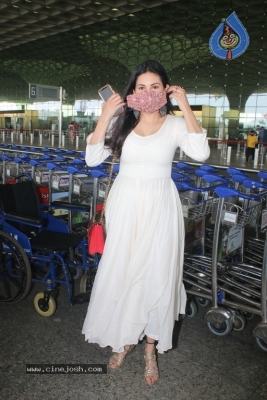 Amyra Dastur Spotted At Airport - 18 of 18
