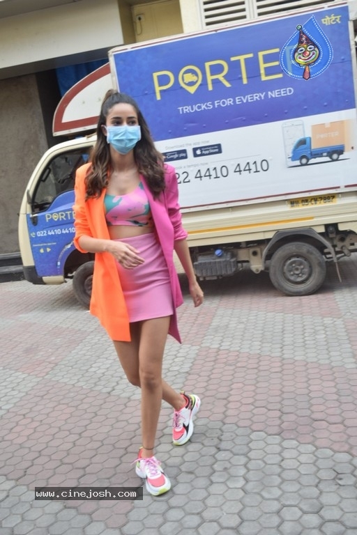 Ananya Panday Spotted in Andheri - 14 / 21 photos