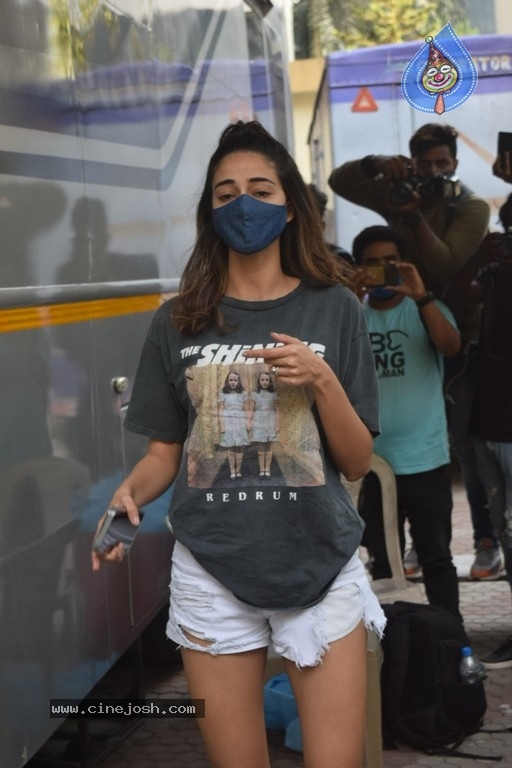 Ananya Panday Spotted in Andheri - 17 / 21 photos