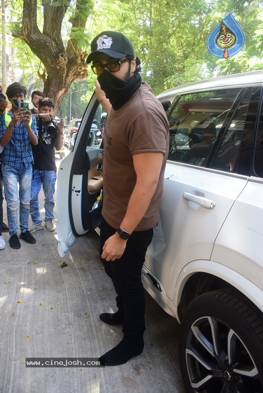 Arjun Kapoor & Malaika Arora spotted in Bandra - 11 / 13 photos