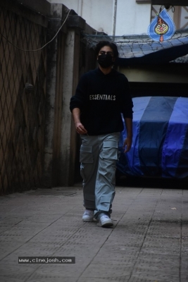 Arjun Kapoor & Malaika Arora spotted in Bandra - 4 of 13