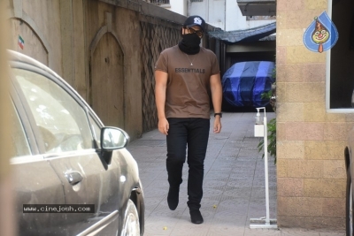 Arjun Kapoor & Malaika Arora spotted in Bandra - 7 of 13