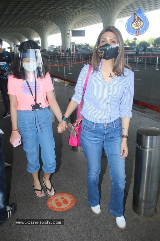 Celebs Spotted At Airport - 5 / 20 photos