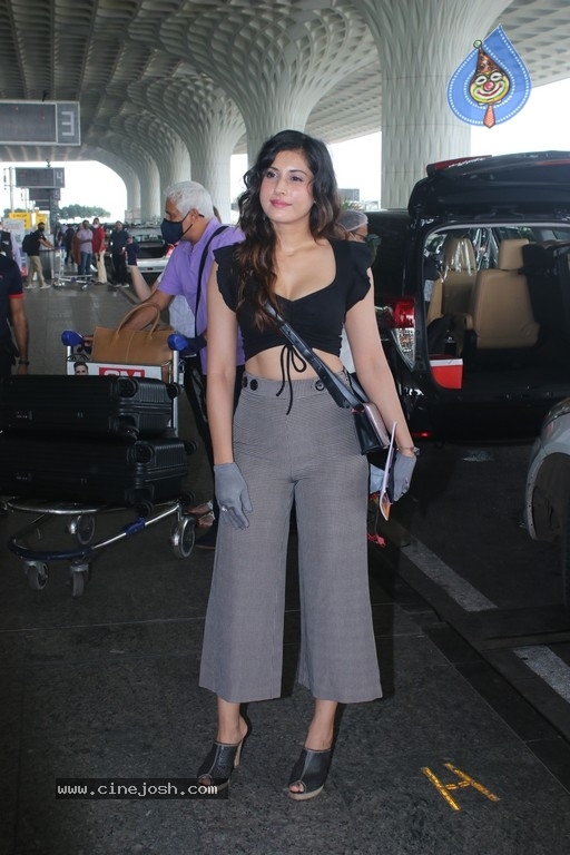 Divinaa Thackur Spotted At Airport - 11 / 18 photos
