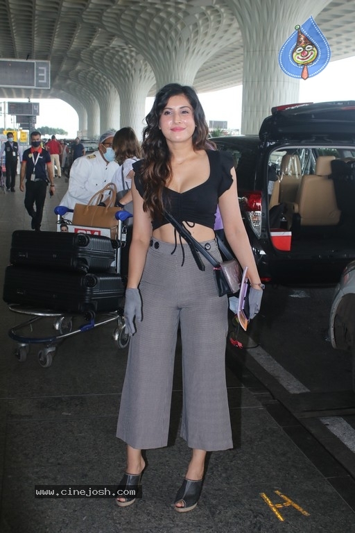 Divinaa Thackur Spotted At Airport - 13 / 18 photos