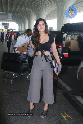 Divinaa Thackur Spotted At Airport - 2 of 18