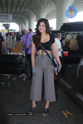 Divinaa Thackur Spotted At Airport - 8 of 18