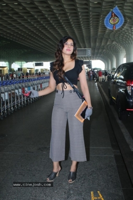 Divinaa Thackur Spotted At Airport - 9 of 18