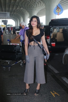 Divinaa Thackur Spotted At Airport - 11 of 18