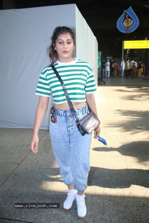 Divinaa Thackur Spotted At Airport - 4 / 16 photos