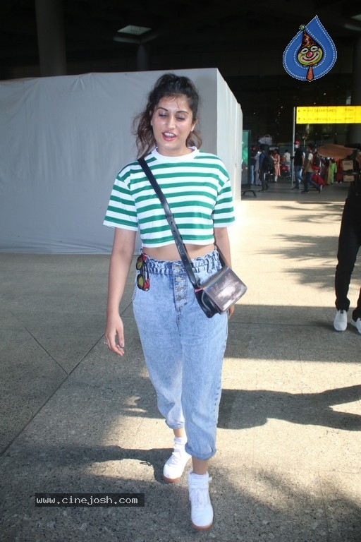 Divinaa Thackur Spotted At Airport - 6 / 16 photos