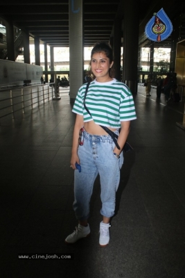 Divinaa Thackur Spotted At Airport - 5 of 16