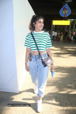 Divinaa Thackur Spotted At Airport - 9 of 16